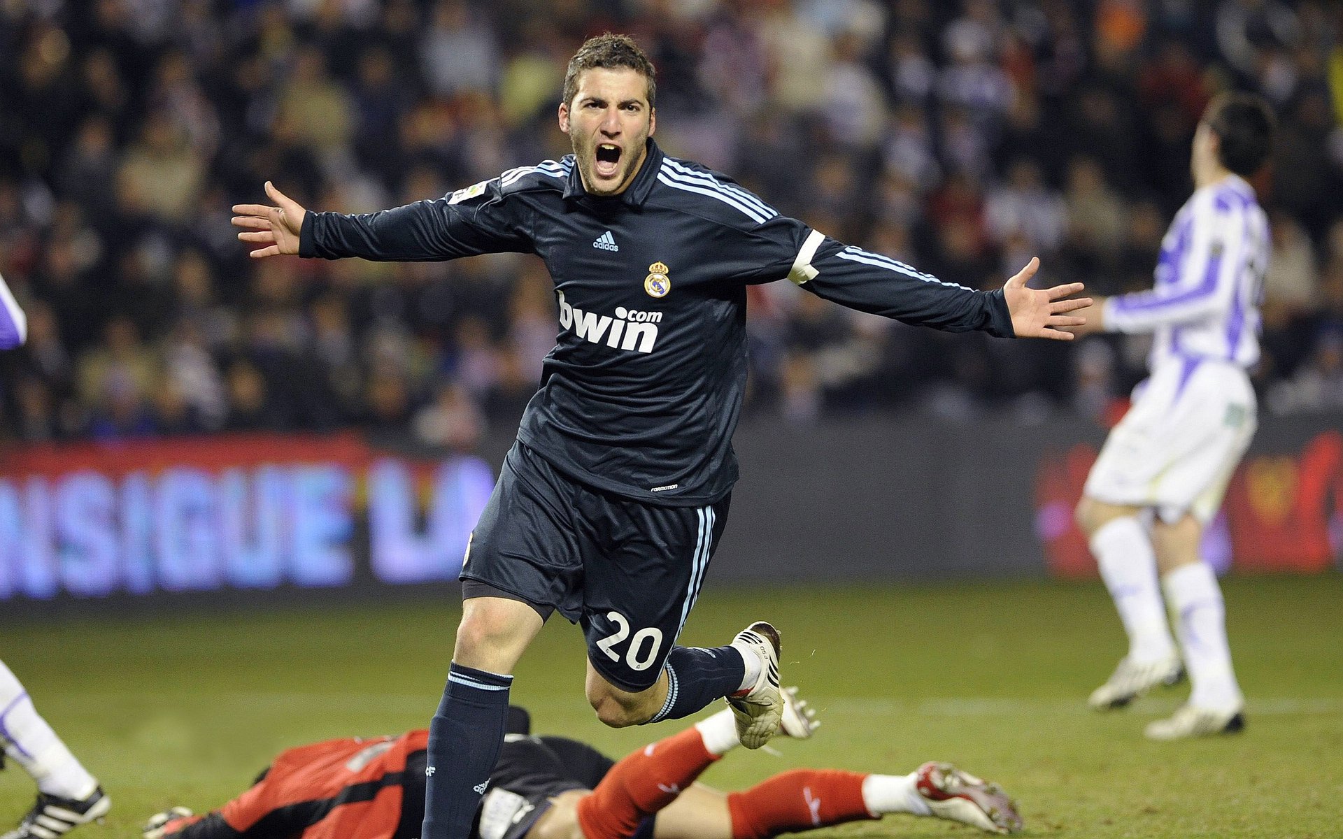 爱游戏官方网站-法甲赛事高潮不断，精彩配合成最大亮点，法甲比赛规则